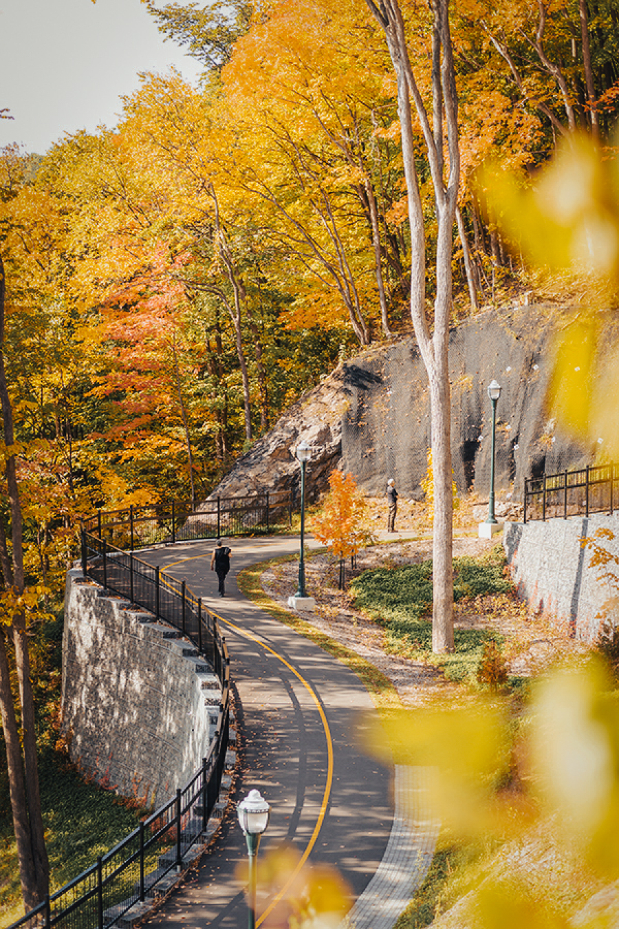 Sentier multifonctionnel, en automne, dans le secteur de la côte Gilmour, on aperçoit un homme qui marche. Multifunctional trail, in fall, in the Gilmour Hill area, with a man walking.