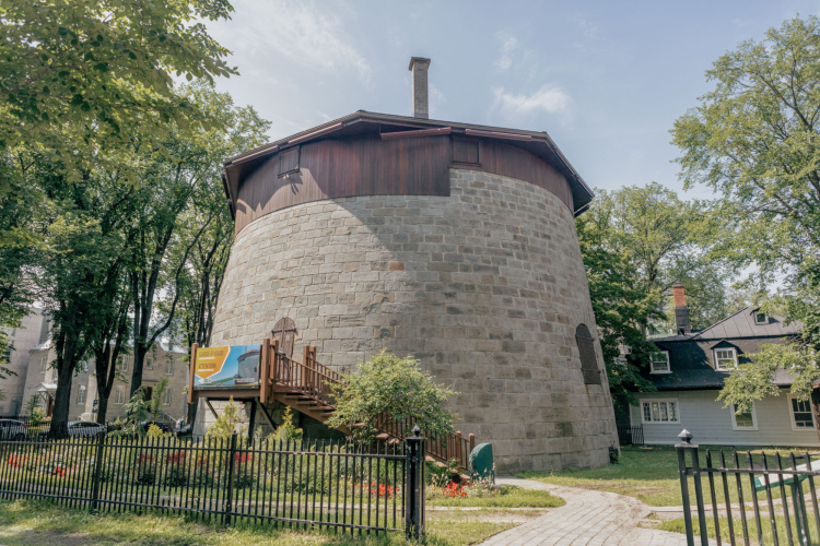Exterior view of Martello Tower 2 on the Plains of Abraham, displaying its stone fortification structure. Vue extérieure de la tour Martello 2 sur les plaines d'Abraham, montrant sa structure de fortification en pierre.