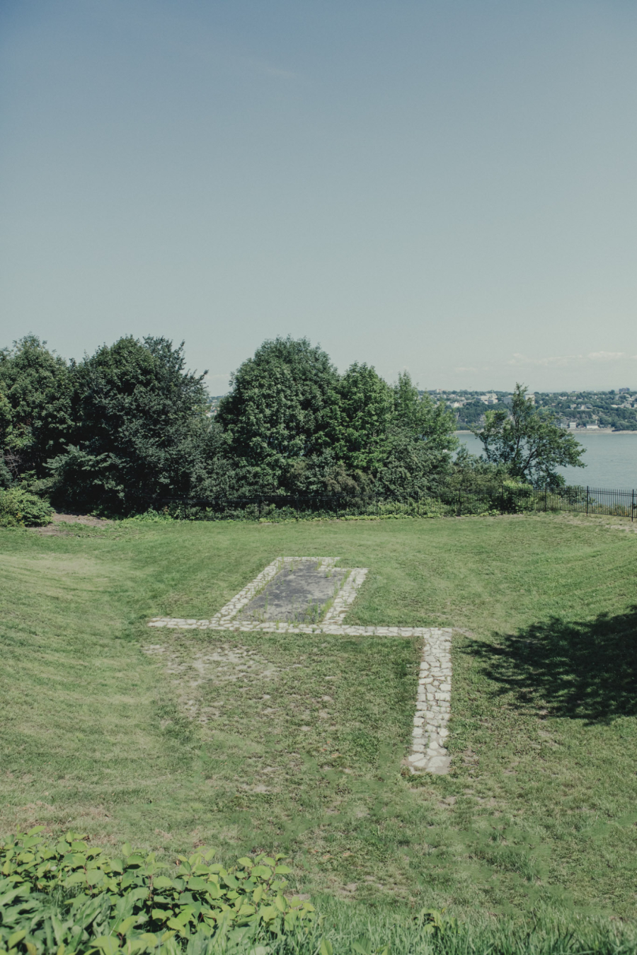 Remains of Quebec's historic blockhouse with river and city view in the background. Clear sky.
Vestiges du blockhaus, historique de Québec, avec vue sur le fleuve et la ville en arrière-plan. Ciel dégagé.