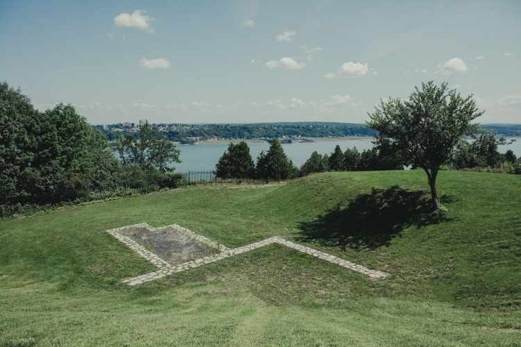 Remains of Quebec's historic blockhouse with river and city view in the background. Clear sky.
Vestiges du blockhaus, historique de Québec, avec vue sur le fleuve et la ville en arrière-plan. Ciel dégagé.