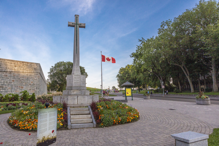 Croix du Sacrifice et drapeau du Canada à l'entrée des plaines d'Abraham