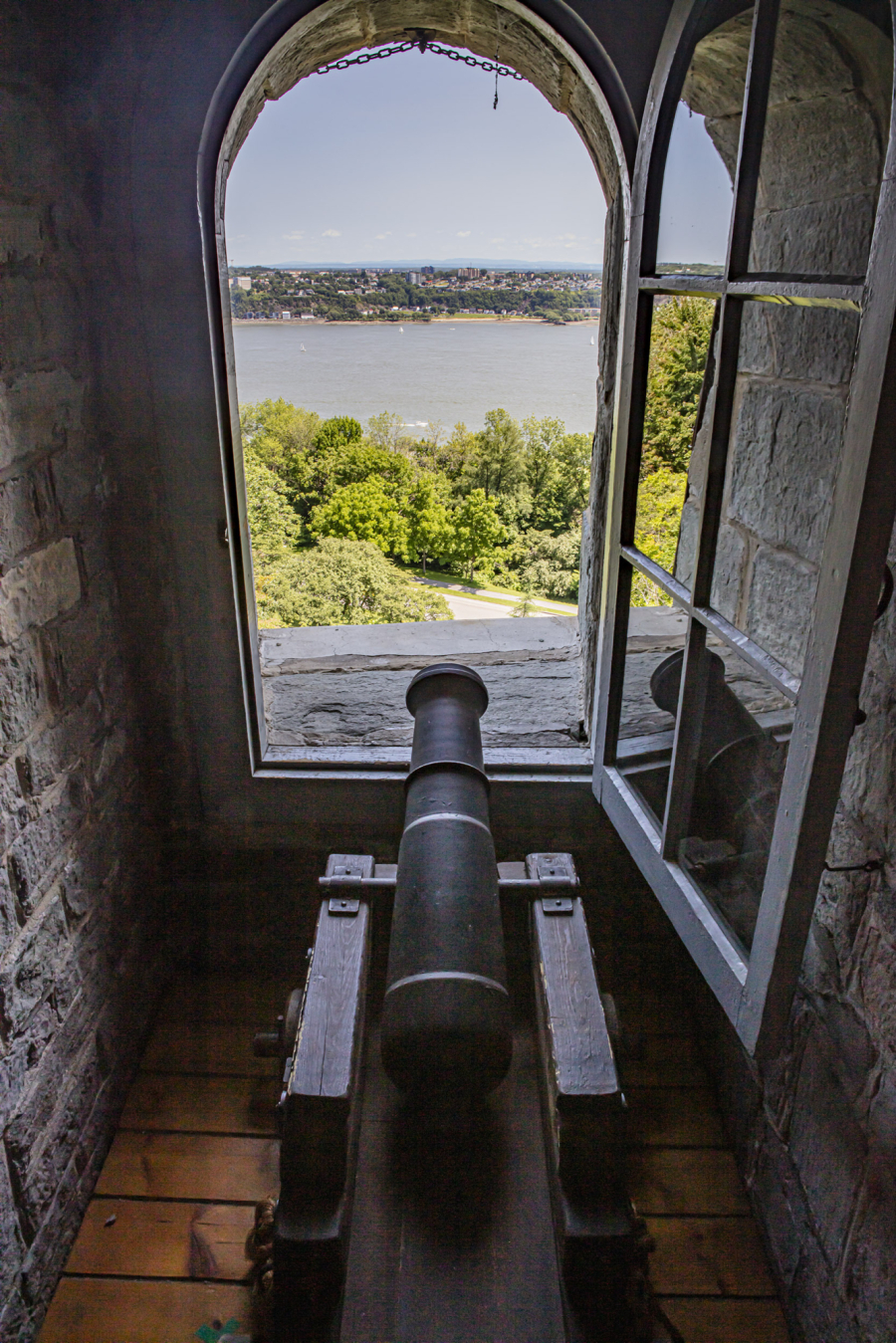 Vue intérieure de la tour Martello 1 sur les plaines d'Abraham, montrant l'architecture en pierre et les détails historiques. Interior view of Martello Tower 1 on the Plains of Abraham, showing the stone architecture and historical details.