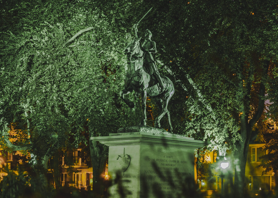 Joan of Arc statue illuminated at night by outdoor lighting.
Statue Jeanne-d'Arc illuminée en soirée
