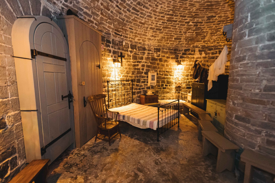 Vue intérieure de la Tour Martello 4 à Québec, illustrant l'architecture en pierre et les fortifications historiques.
