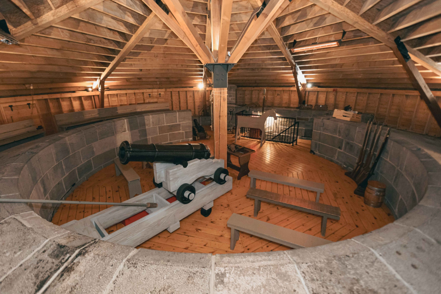 Vue intérieure de la Tour Martello 4 à Québec, illustrant l'architecture en pierre et les fortifications historiques.