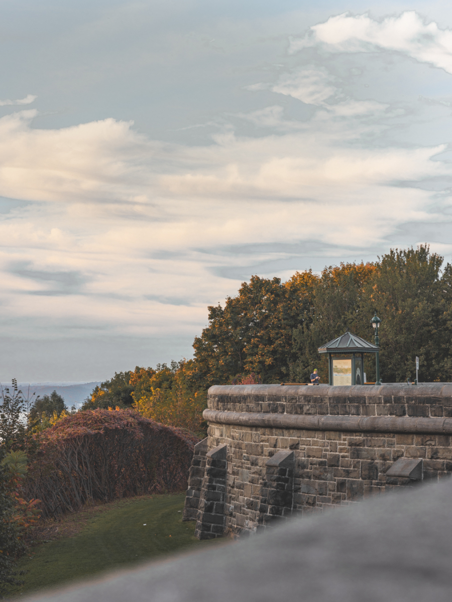Panoramic view of Grey Terrace and the St. Lawrence River in autumn. 
Vue panoramique de la terrasse Grey et du fleuve Saint-Laurent en automne.