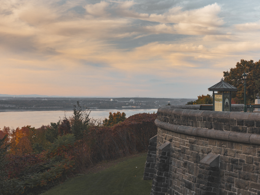 Panoramic view of Grey Terrace and the St. Lawrence River in autumn. 
Vue panoramique de la terrasse Grey et du fleuve Saint-Laurent en automne.