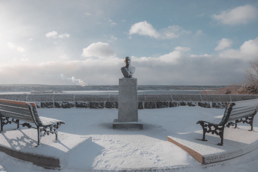 View of the Albert H. G. Grey Monument from the Grey Terrace, overlooking the river behind during winter season. Vue du Monument Albert H. G. Grey depuis la terrasse Grey, surplombant le fleuve derrière pendant la saison hivernale.
