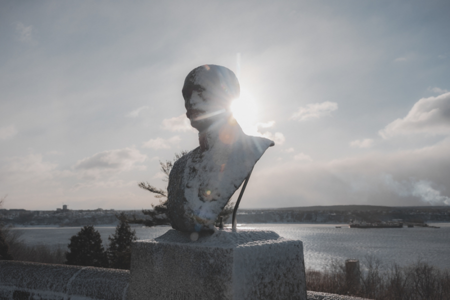 View of the Albert H. G. Grey Monument from the Grey Terrace, overlooking the river behind during winter season. Vue du Monument Albert H. G. Grey depuis la terrasse Grey, surplombant le fleuve derrière pendant la saison hivernale.