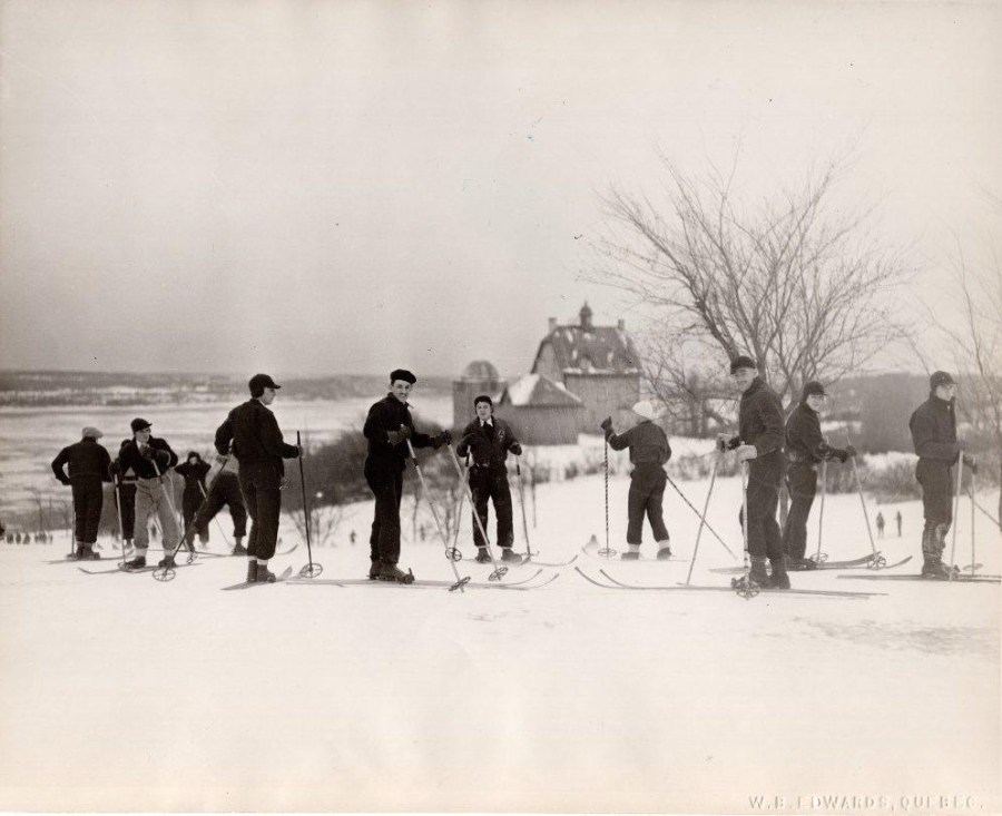 Photo d'archives montrant une dizaine de personnes pratiquant le ski de fond sur les plaines. Archival photo showing about ten people cross-country skiing on the Plains.
