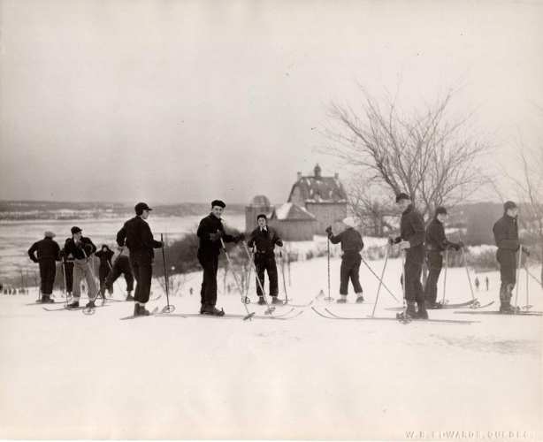 Photo d'archives montrant une dizaine de personnes pratiquant le ski de fond sur les plaines. Archival photo showing about ten people cross-country skiing on the Plains.