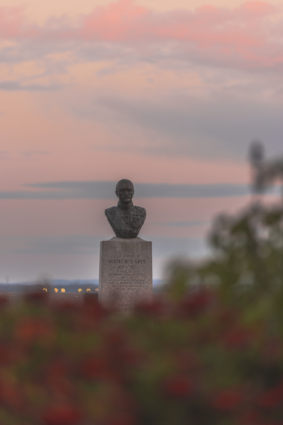 View of the Albert H. G. Grey Monument from the Grey Terrace, overlooking the river behind. Vue du Monument Albert H. G. Grey depuis la terrasse Grey, surplombant le fleuve derrière.